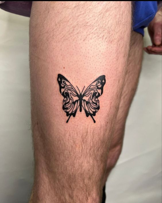 Tatouage Papillon Noir Sur La Cuisse