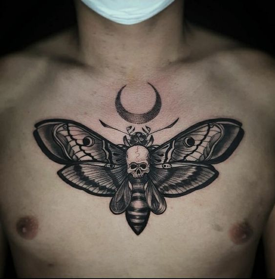  Tatouage Papillon Avec Tête De Mort Et Demi Lune Sur Le Torse