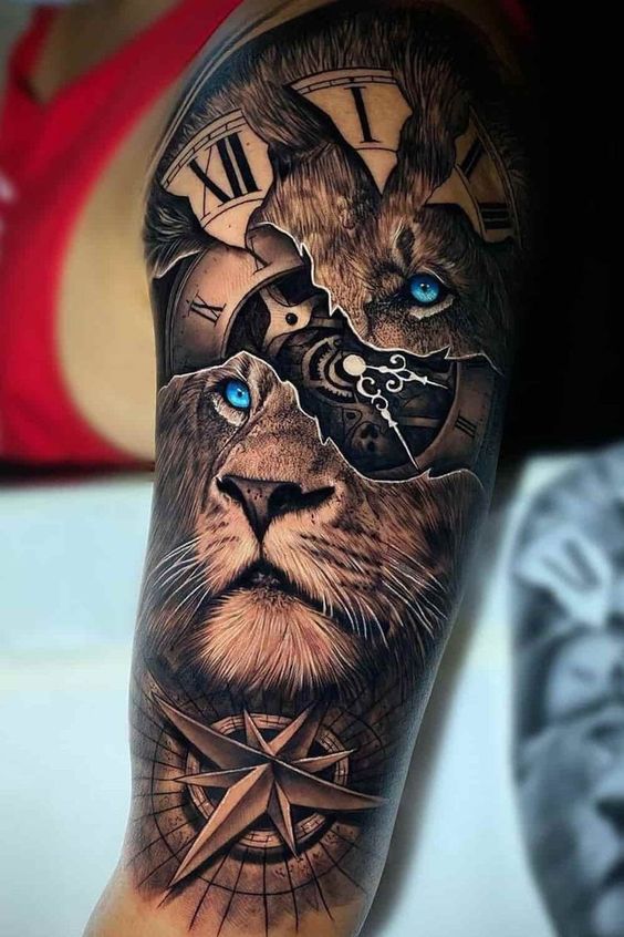 Tatouage Tête De Lion Avec Horloge Et Boussole Sur Le Bras