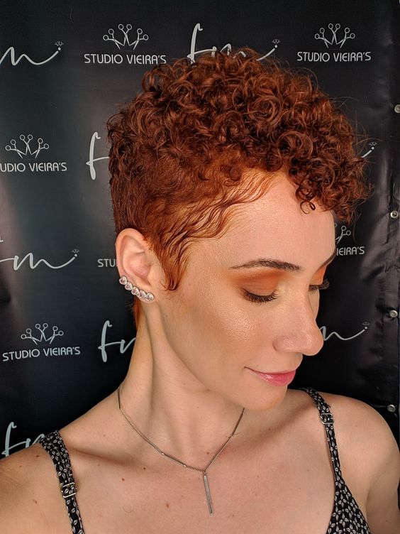 Pixie Cut Undercut Sur Cheveux Bouclés Fins