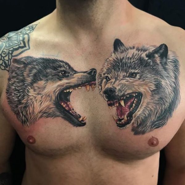 Tatouage Loups Qui S’affrontent Sur Le Torse