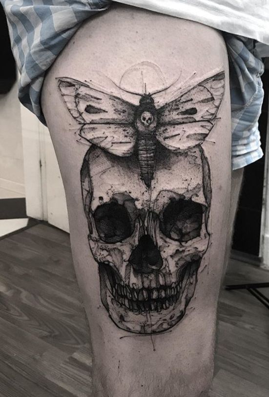  Tatouage Papillon De Nuit & Crâne Sur La Cuisse 