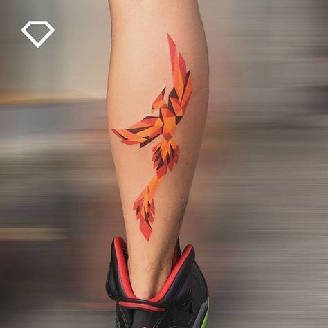 Tatouage Phœnix Graphique Orange Sur La Jambe