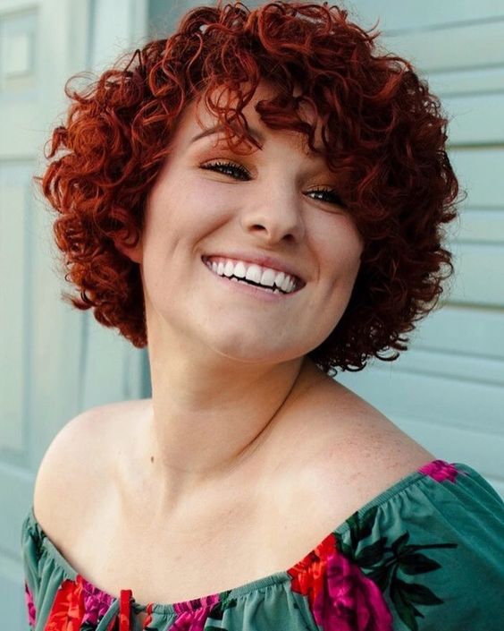 Une Bixie Avec Frange Ondulée Sur Cheveux Auburn 