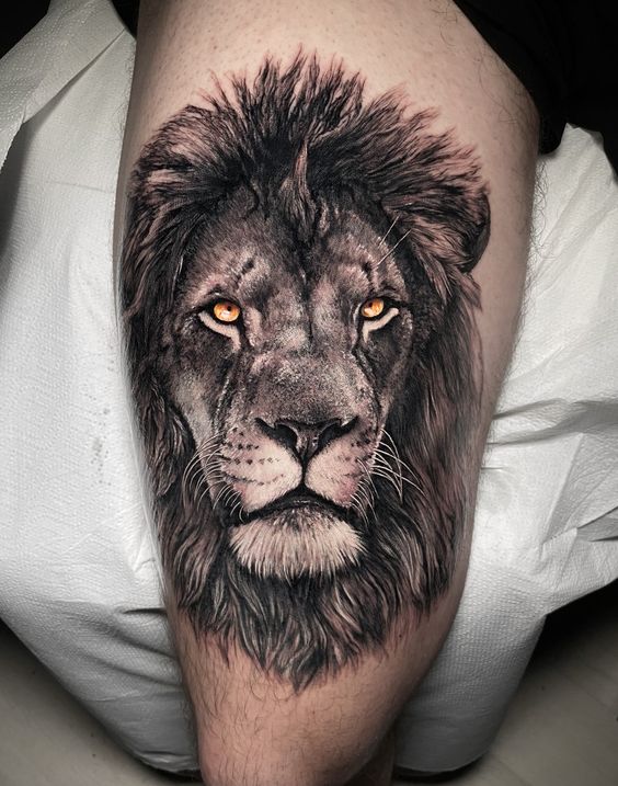 Tatouage Lion Réaliste Aux Yeux Jaunes Sur La Cuisse