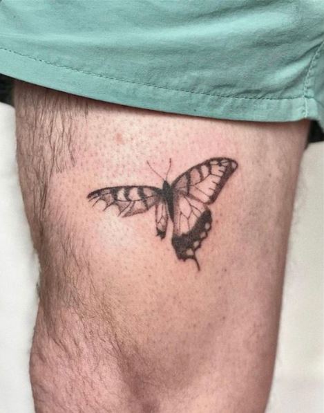 Tatouage Papillon Avec Aile Déchiré Sur La Cuisse 