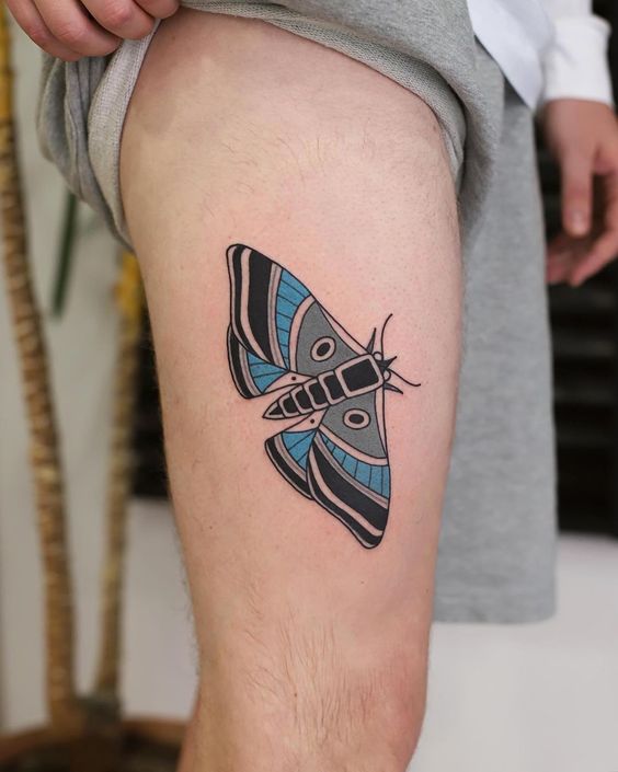 Tatouage Papillon Noir, Gris Et Bleu Sur La Cuisse 