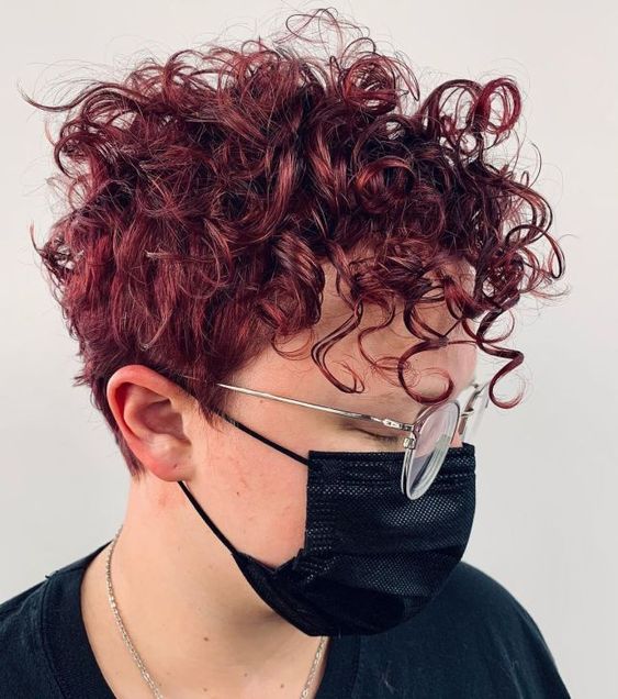 Pixie Cut Avec Franges Et Mèches Ondulées Sur Cheveux Auburn 