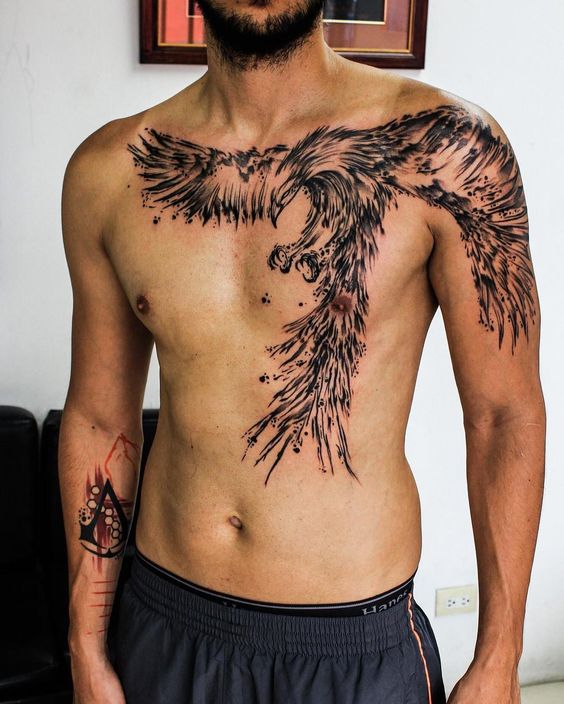 Tatouage Phœnix Noir Avec Des Ailes En Lignes Fines Sur Le Torse