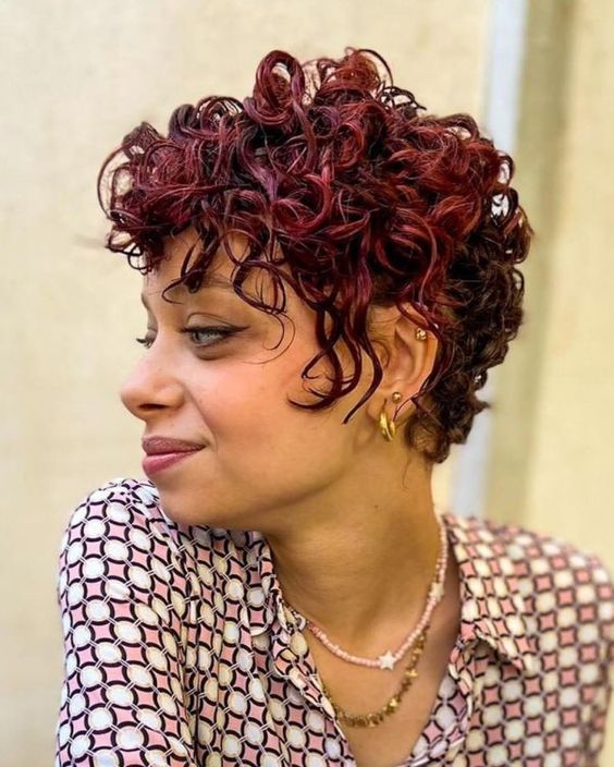 Pixie Cut Avec Mèches Pendantes Sur Cheveux Auburn 