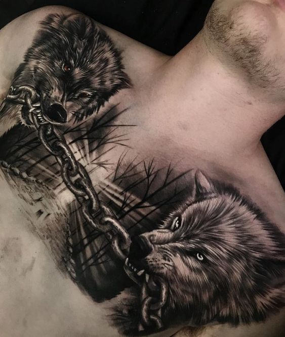Tatouage Loup & Chaînes Sur Le Torse