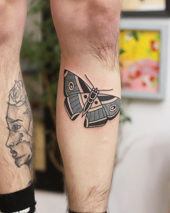 Tatouage Papillon Noir Et Bleu Sur La Jambe 