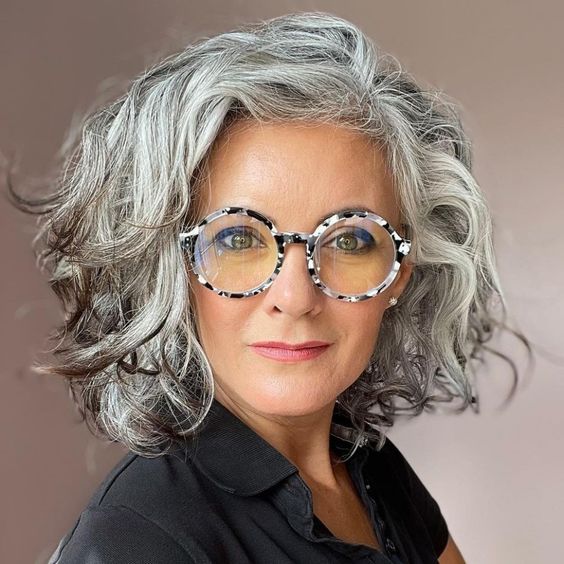 Femmes 60 Ans Avec Lunettes 