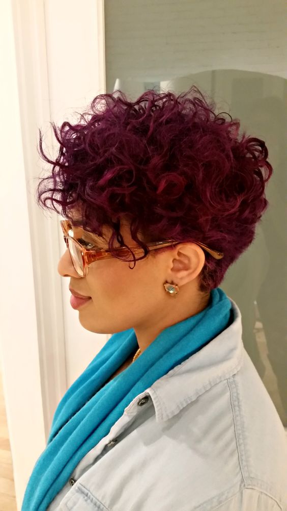 Pixie Cut Avec Nuque Aérée Et Mèches Pendantes Sur Cheveux Auburn 