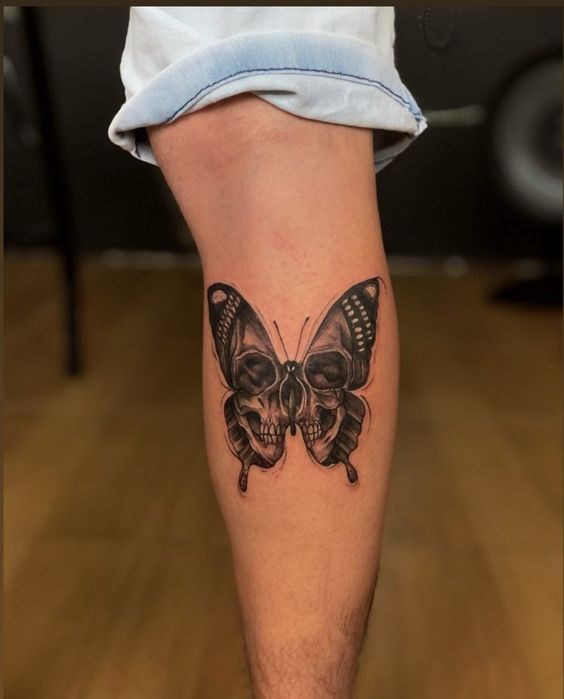 Tatouage Papillon & Crâne Sur La Jambe 