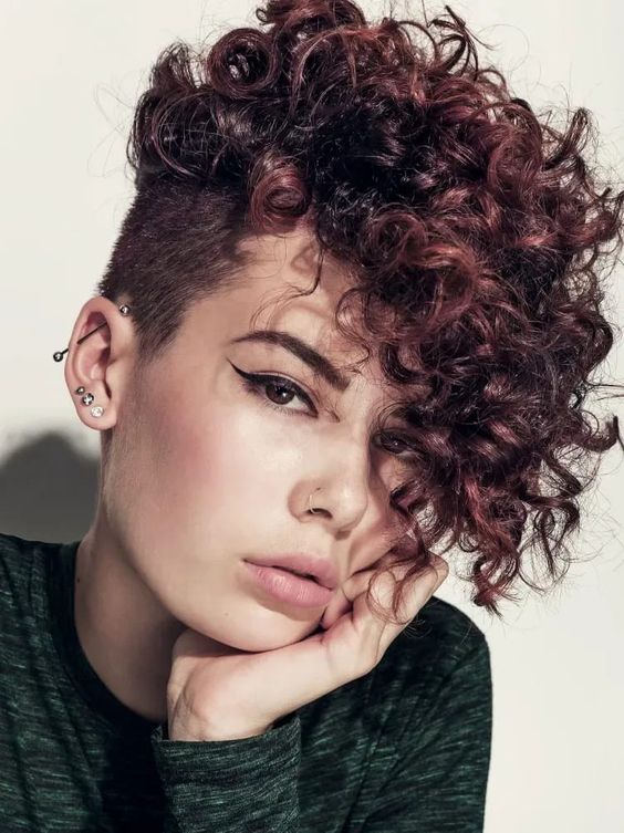 Pixie Cut Undercut Sur Cheveux Auburn 