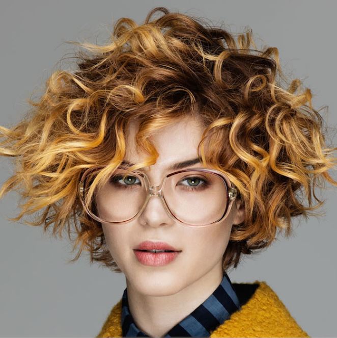 Carré Flou Sur Cheveux Ondulés Blond Miel 