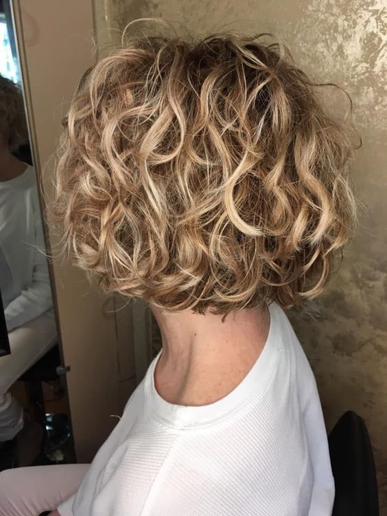 Carré Bob Sur Cheveux Bouclés Blond Miel 