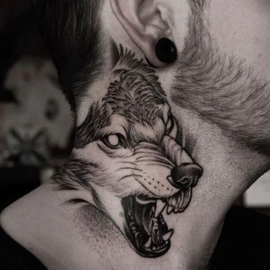Tatouage Loup Qui Grogne Sur Le Cou