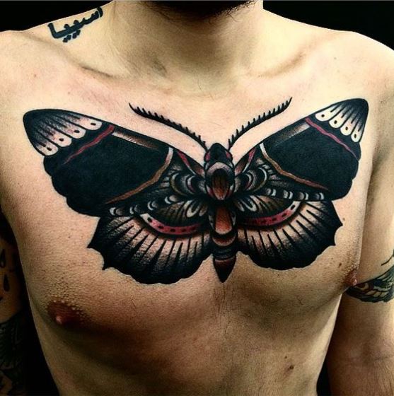 Tatouage Papillon Coloré Sur Le Torse 