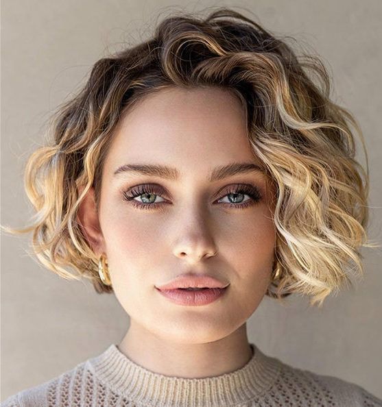 Carré Court Sur Cheveux Blond Miel Avec Base Brune 