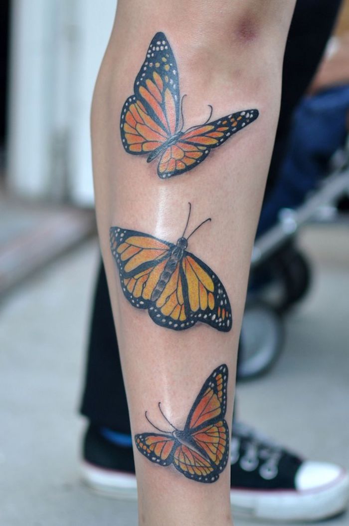 Tatouage Monarques Colorés Sur La Jambe 