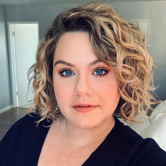 Carré Court Sur Cheveux Blond Miel Avec Base Brune Et Raie Latérale 