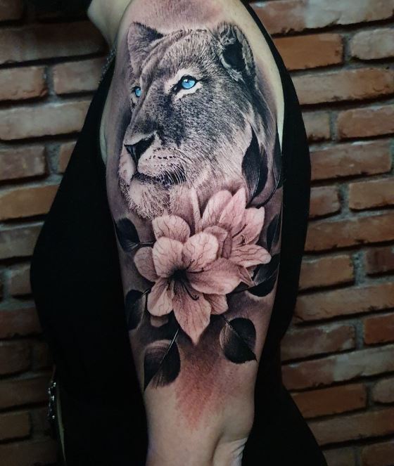 Tatouage Lionne Et Fleurs Sur Le Bras
