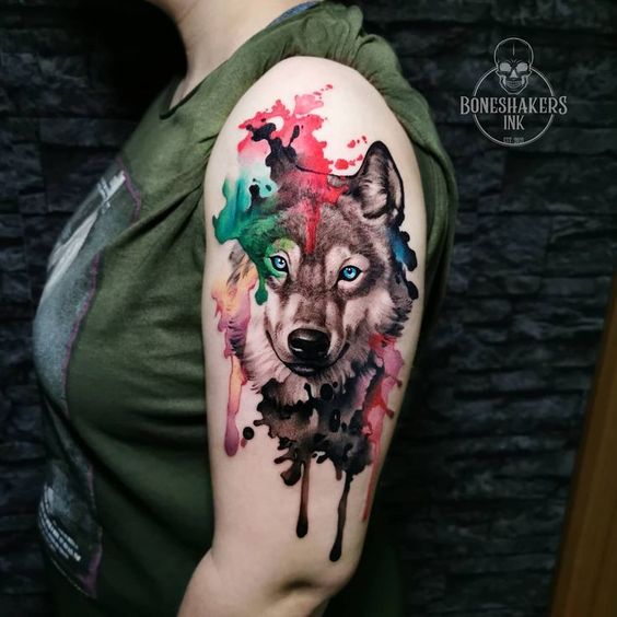 Tatouage Loup & Couleur Aquarelle Sur L’épaule