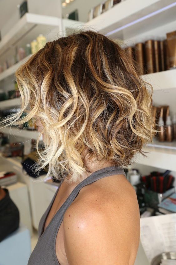 Carré Court Wavy Carré Court Sur Cheveux Blond Miel 