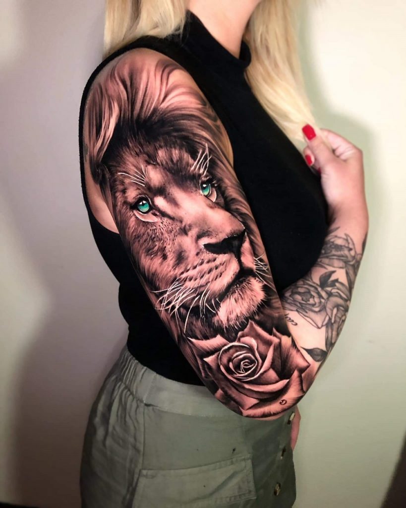 Tatouage Lion Réaliste Avec Bégonia Sur Le Bras