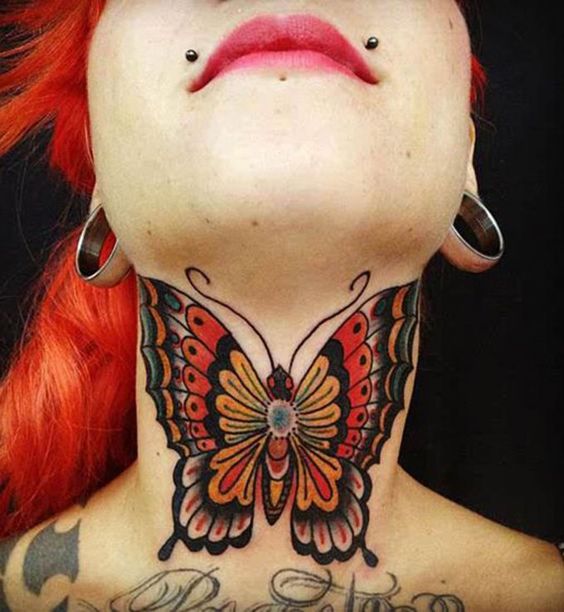 Tatouage Papillon Coloré Sur Le Cou 