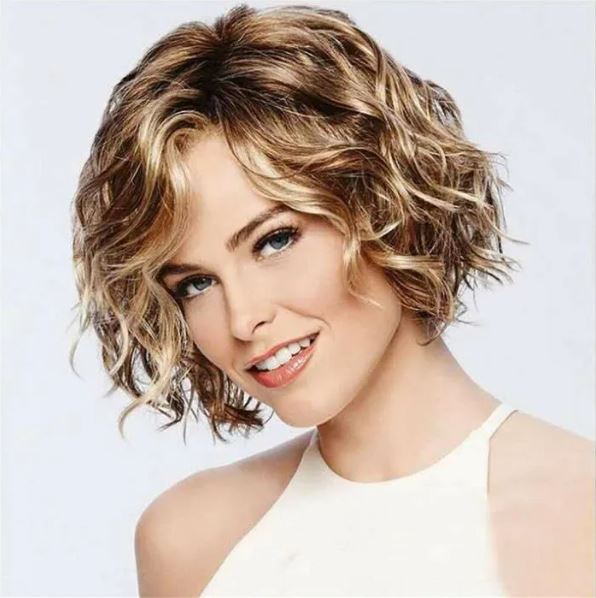 Carré Court Wavy Sur Cheveux Blond Miel Avec Base Brune Et Raie Sur Le Côté 