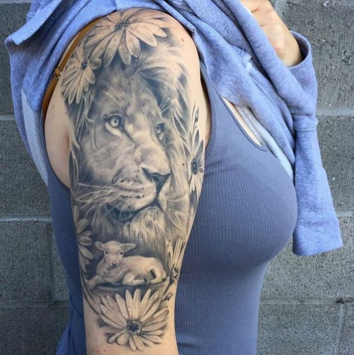 Tatouage Lion, Agneau Et Calendula Sur Le Bras