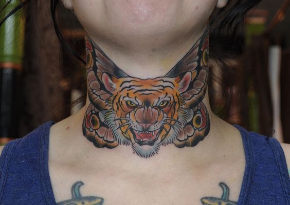 Tatouage Papillon & Tigre Sur Le Cou 