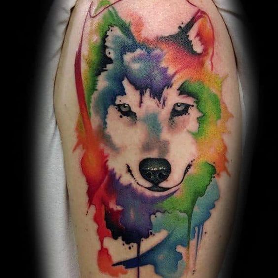 Tatouage Loup Avec Mélange De Couleurs Aquarelles Sur L’épaule