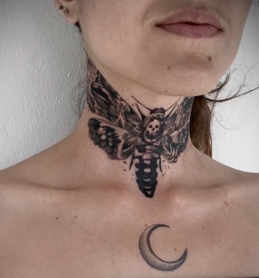 Tatouage Papillon De Nuit Et Demi Lune Sur Le Cou 