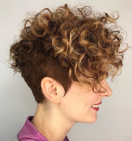 Pixie Cut Undercut Sur Cheveux Bouclés Blond Miel 