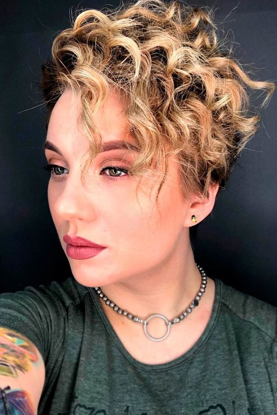 Pixie Cut Avec Effet De Volume Sur Le Côté Sur Cheveux Blond Miel 