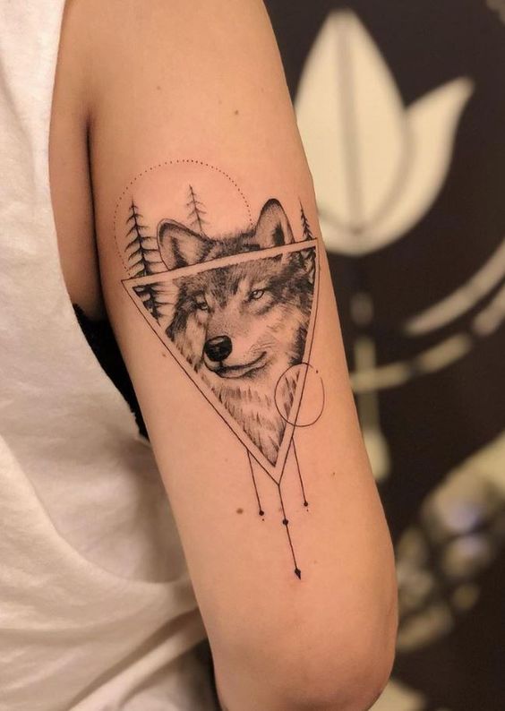 Tatouage Loup & Figures Sur L’épaule