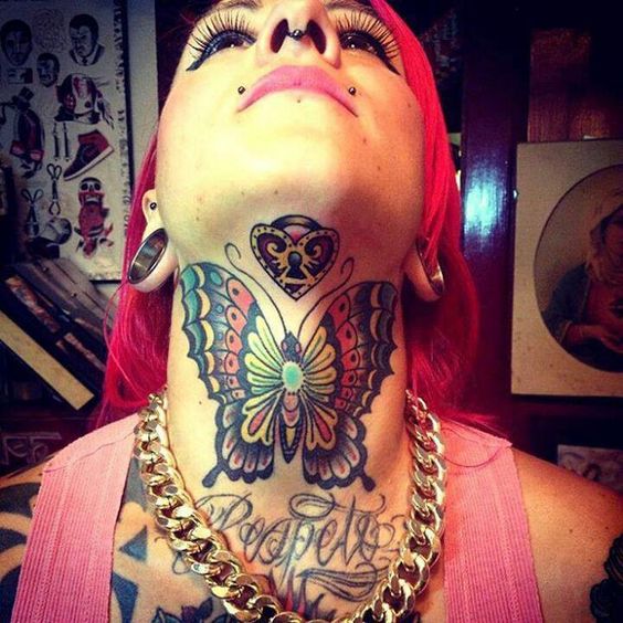 Tatouage Papillon Multicolore Sur Le Cou 