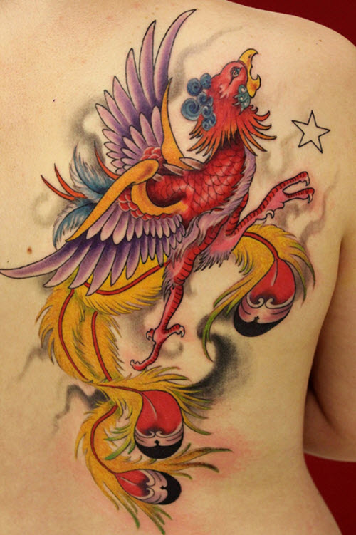 Tatouage Phœnix Fantaisiste Sur Le Dos
