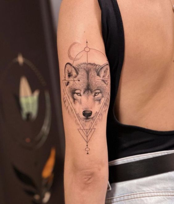 Tatouage Loup Avec Lune Et Figures Géométriques Sur L’épaule