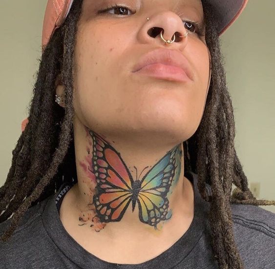 Tatouage Papillon Arc En Ciel Sur Le Cou 