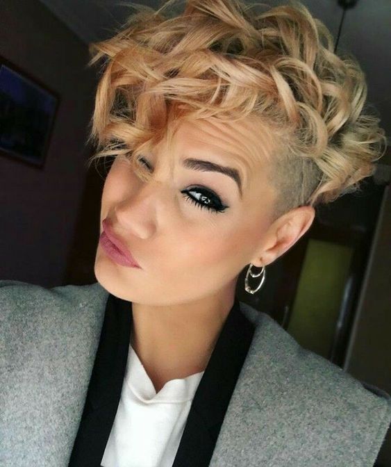 Pixie Cut Undercut Avec Mèches Longues Ondulées Blond Cerise 