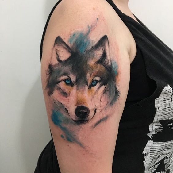 Tatouage Loup Réaliste Avec Tâche D’aquarelle Sur L’épaule