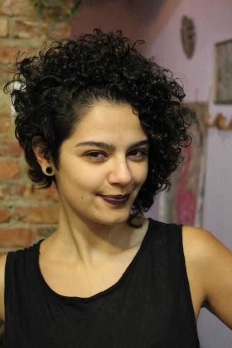 Coupe Courte Asymétrique Avec Des Boucles Fines 