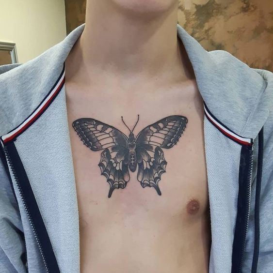 Tatouage Papillon Noir Et Gris Sur Le Torse 