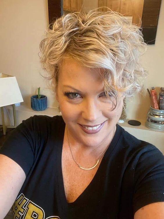 Pixie Cut Sur Cheveux Ondulés Blond Polaire 