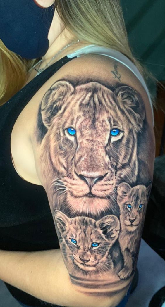 Tatouage Lionne & Lionceaux Sur Le Bras